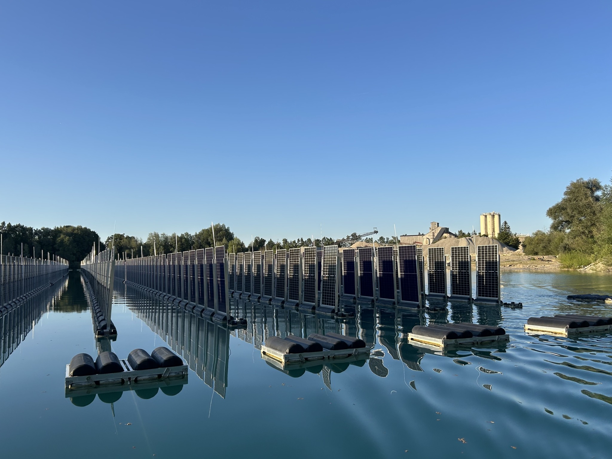 Revolucija na vodi: Zaplovila plutajuća vertikalna solarna farma