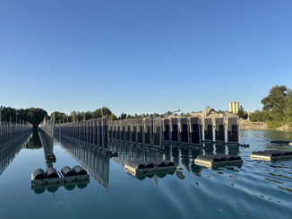 Revolucija na vodi: Zaplovila plutajuća vertikalna solarna farma
